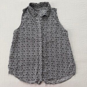 Black & White Floral Sleeveless Button-Up Blouse